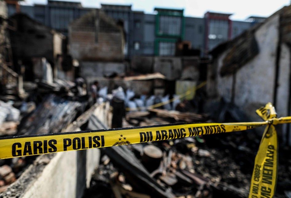 Suasana di lokasi permukiman padat penduduk yang terbakar di Kampung Bali Matraman, Tebet, Jakarta Selatan, Jumat (12/7/2019). Kebakaran yang melanda 150 rumah di permukiman padat di kawasan kampung Bali Matraman mengakibatkan 1.400 orang kehilangan tempat tinggal dan terpaksa mengungsi.