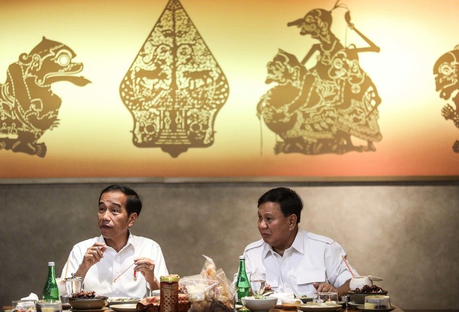 Presiden Joko Widodo dan Ketua Umum Partai Gerindra, Prabowo Subianto makan siang bersama di kawasan Jakarta Pusat, Sabtu (13/7/2019). Kedua kontestan dalam Pemilihan Umum Presiden dan Wakil Presiden tahun 2019 lalu ini bertemu di Stasiun MRT Lebak Bulus dan selanjutnya naik MRT dan diakhiri dengan 