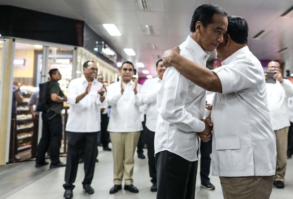 Presiden Joko Widodo dan Ketua Umum Partai Gerindra, Prabowo Subianto memberikan keterangan pers di Stasiun MRT Senayan, Jakarta Pusat, Sabtu (13/7/2019). Kedua kontestan dalam Pemilihan Umum Presiden dan Wakil Presiden tahun 2019 lalu ini bertemu di Stasiun MRT Lebak Bulus dan selanjutnya naik MRT 