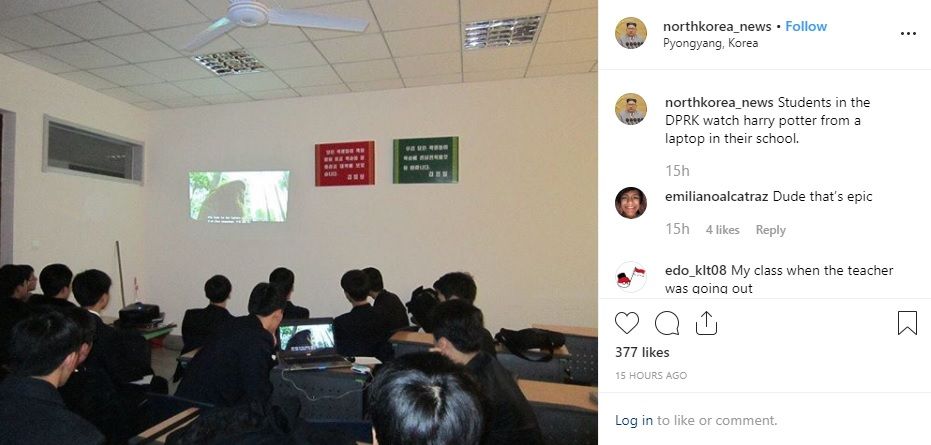 Para remaja pelajar Korut sedang menyaksikan film Harry Potter di sekolah.