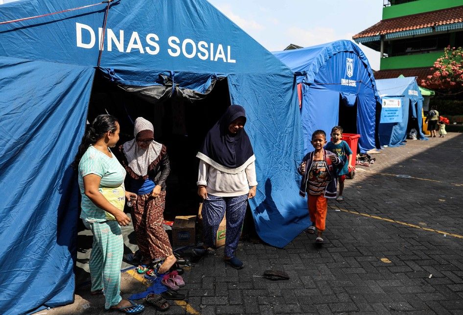 Suasana di tempat pengungsian di Kampung Bali Matraman, Tebet, Jakarta Selatan, Jumat (12/7/2019). Kebakaran yang melanda 150 rumah di permukiman padat di kawasan kampung Bali Matraman mengakibatkan 1.400 orang kehilangan tempat tinggal dan terpaksa mengungsi.