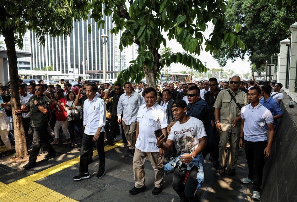 Presiden Joko Widodo dan Ketua Umum Partai Gerindra, Prabowo Subianto berjalan bersama di kawasan Senayan, Jakarta Pusat, Sabtu (13/7/2019). Kedua kontestan dalam Pemilihan Umum Presiden dan Wakil Presiden tahun 2019 lalu ini bertemu di Stasiun MRT Lebak Bulus dan selanjutnya naik MRT dan diakhiri d