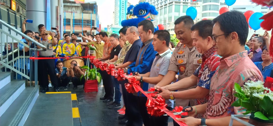 Pengguntingan pita oleh manajemen Harco Glodok dan Agung Podomoro Land saat membuka Harco Glodok (11-07-2019).