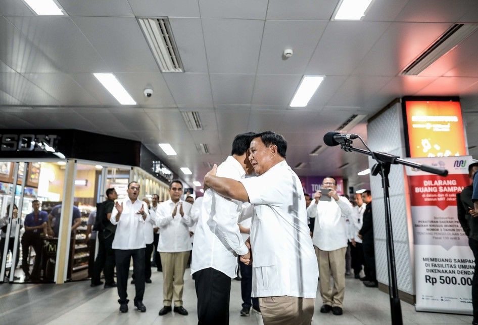 Presiden Joko Widodo dan Ketua Umum Partai Gerindra, Prabowo Subianto memberikan keterangan pers di Stasiun MRT Senayan, Jakarta Pusat, Sabtu (13/7/2019). Kedua kontestan dalam Pemilihan Umum Presiden dan Wakil Presiden tahun 2019 lalu ini bertemu di Stasiun MRT Lebak Bulus dan selanjutnya naik MRT 