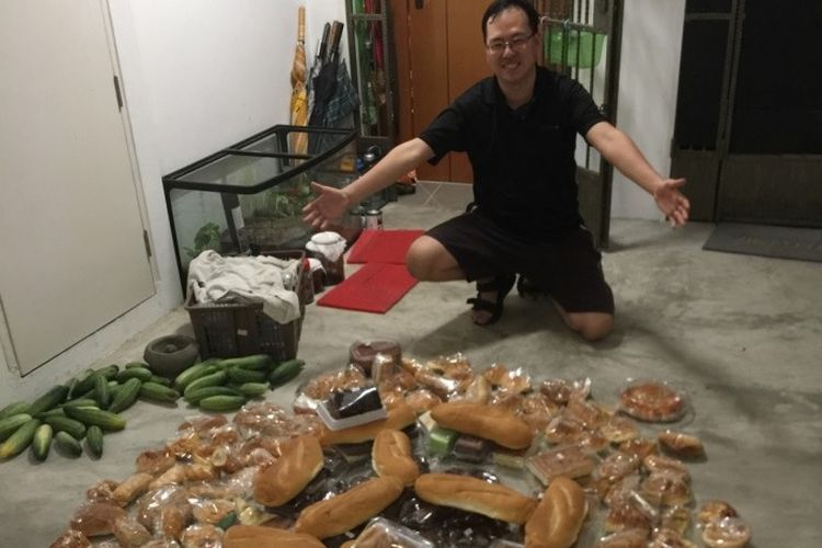 Daniel Tay menunjukkan makanan yang didapatkannya dari tempat sampah di Singapura