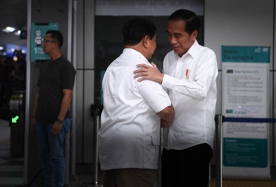 Presiden Joko Widodo (kanan) dan Ketua Umum Partai Gerindra Prabowo Subianto (kedua kanan) berpelukan saat tiba di Stasiun MRT Lebak Bulus, Jakarta, Sabtu (13/7/2019). Kedua kontestan dalam Pemilihan Umum Presiden dan Wakil Presiden tahun 2019 lalu ini bertemu di Stasiun MRT Lebak Bulus dan selanjut