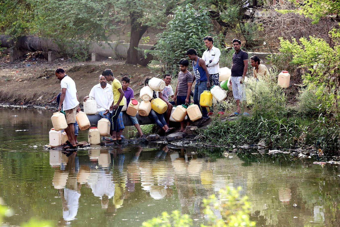 warga di daerah Madya Pradesh sedang mengantri mengambil air minum