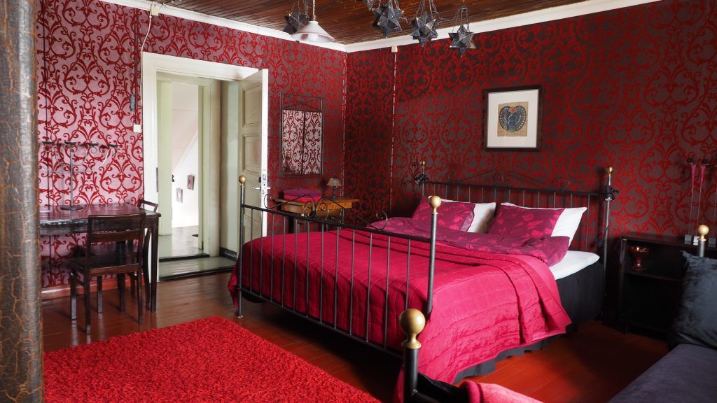 Kamar dengan dinding merah