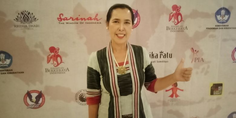 Pendiri Komunitas Perempuan Berkebaya Indonesia, Rahmi Hidayati sering naik gunung sambik berkebaya.