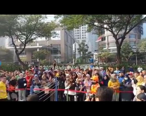 Kecoh Banyak Orang, Ini Video Liliyana Natsir Nyamar Jadi Pasukan Oranye, Bikin Heboh!