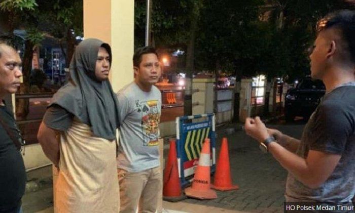 Anggota polisi Medan Timur, menyamar sebagai emak-emak berdaster.