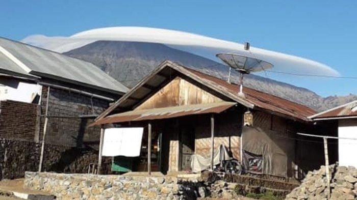 Fenomena unik Topi Awan di gunung Rinjani.