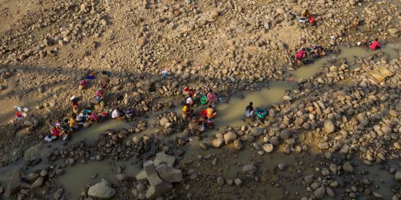 Warga memanfaatkan sisa air di Sungai Cibarusah, Kampung Ciketung, Desa Sirnajati, Kecamatan Cibarusah, Kabupaten Bekasi, Jawa Barat 