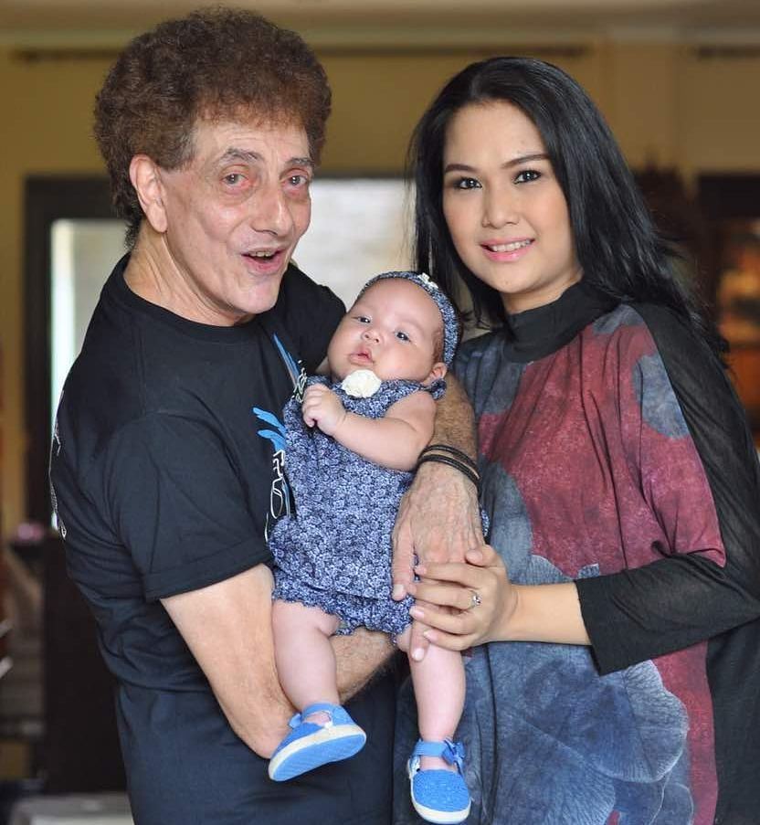 Ahmad Albar, Dewi, dan Malayka saat masih berusia 2 bulan
