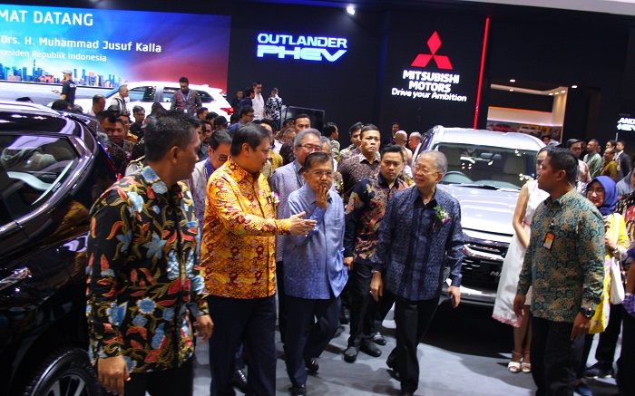 Wapres Jusuf Kalla saat melakukan kunjungan di booth peserta GIIAS 2019. 