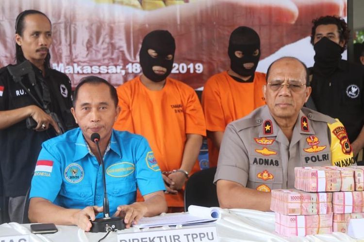 Badan Narkotika Nasional (BNN) bersama penyidik Polda Sulawesi Selatan mengungkap perkembangan kasus Agus Sulo lewat konferensi pers di Balai Rehabilitasi BNN Badokka, Makassar, Kamis (18/7/2019)