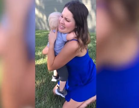 Bayi Ini Bertemu Wanita dengan Kondisi Tangan yang Sama, Reaksinya Terekam dalam Video Ini