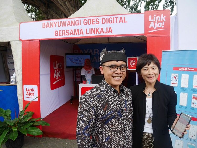 Bupati Banyuwangi (Abdullah Azwar Anas) dan COO LinkAja (Haryati Lawidjaja)