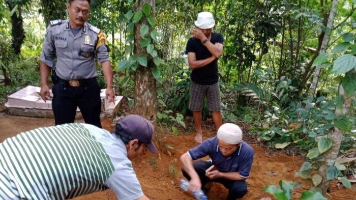 Makam ayah yang digali anak, Kampung Sukarajin RT 01/08, Desa Sukamekar, Kecamatan Sukanagara, Kabupaten Cianjur, Kamis (18/7/2019)