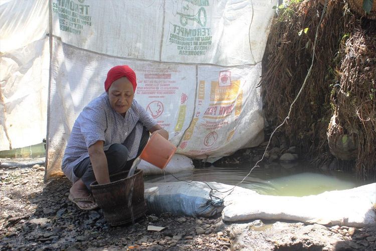 Seorang warga di Desa Cisalak, Kec. Cibeber, Kab. Cianjur, Jawa Barat tengah memanfaatkan air kubangan Kali Cisalak, Minggu (21/072019) menyusul krisis air di wilayah tersebut sejak dua bulan terakhir.