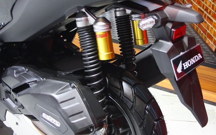 Skutik Honda ADV150 pakai twin subtank rear suspension, bisa berikan kenyamanan dan kestabilan saat berkendara.