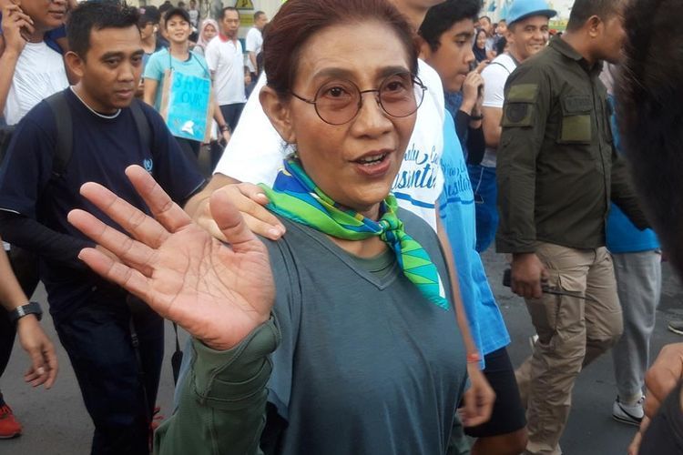 Menteri Kelautan dan Perikanan Susi Pudjiastuti ketika melakukan Pawai Anti Plastik di Jakarta, Minggu (21/7/2019).