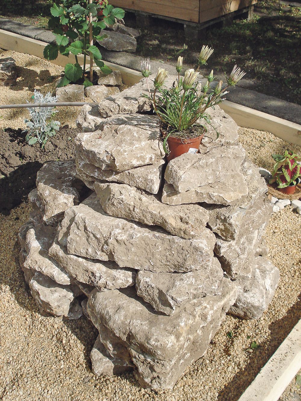                                Tema batu alam, yang tersusun bertumpuk dengan menggunakan batu-batu pecah yang berukuran tidak beraturan. 