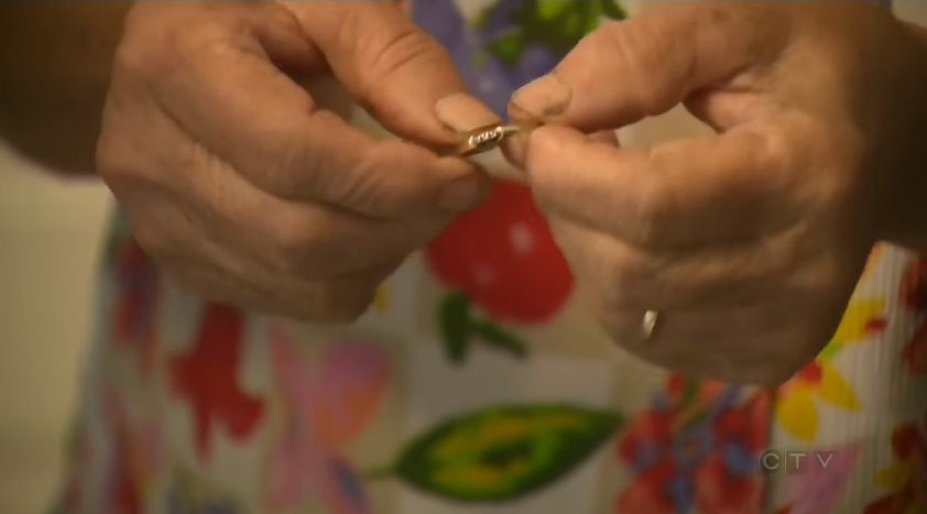 Hilang Selama 13 Tahun, Nenek Ini Secara Tak Terduga Temukan Cincin Tunangannya di Sayuran Ini, Lihat Videonya!