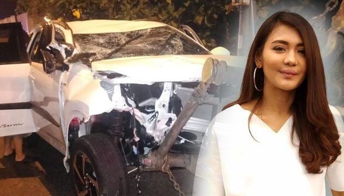 Toyota Rush yang dikemudikan Juliana Moechtar, hancu rkelar seruduk pantat truk.