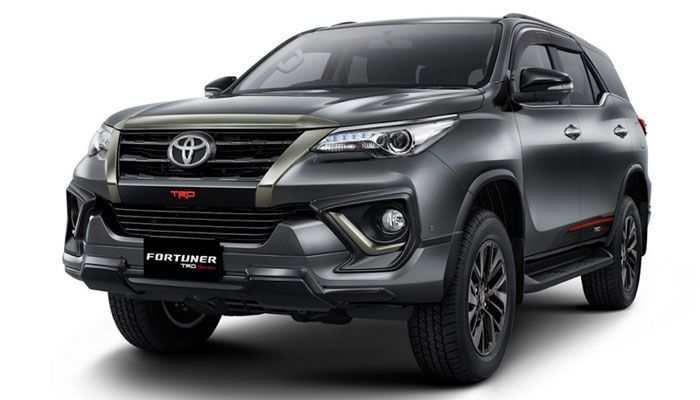 New Toyota Fortuner TRD Sportivi ditambahin fitur power back door with kick sensor.