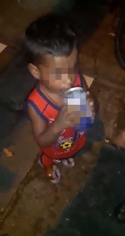 Viral Bocah 2 Tahun Kepergok Minum Bir di Video Ini, Sang Ibu: Dia Minum Sendiri!