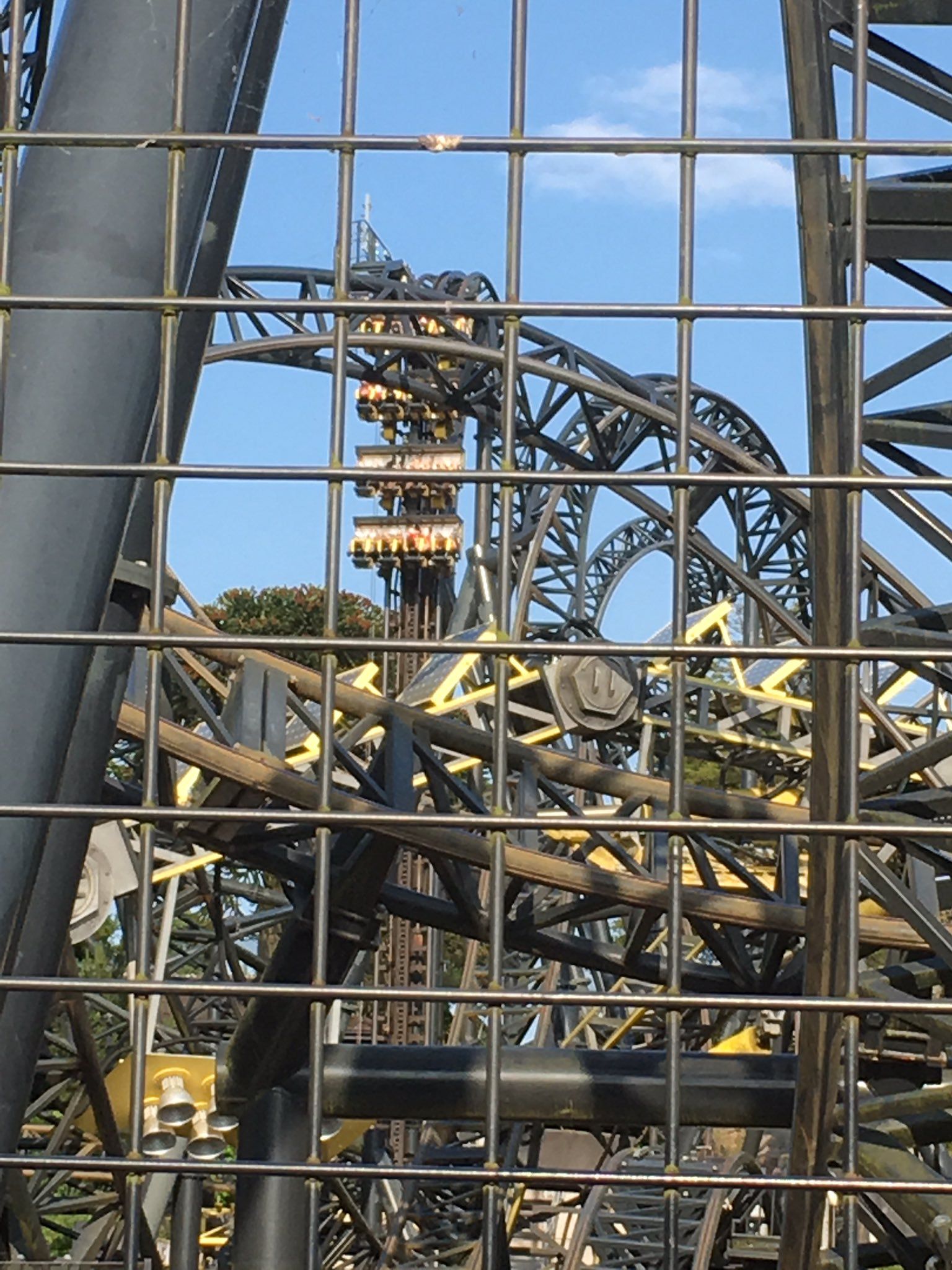 Roller coaster The Smiler menggantung di ketinggian 30 meter