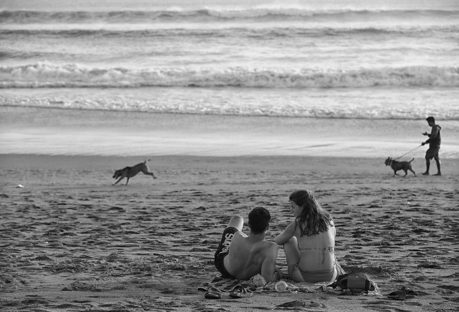 Wisatawan menikmati senja di Pantai Seminyak, Badung, Bali, Senin (22/7/2019). Pantai Seminyak menjadi salah satu lokasi favorit wisatawan untuk menyaksikan matahari terbenam.