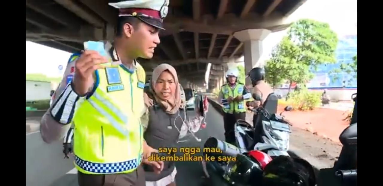 Tak Terima Ditilang, Emak-emak Ini Malah Ngamuk dan Minta Ganti Headset 700 Ribu ke Polisi, Videonya Viral