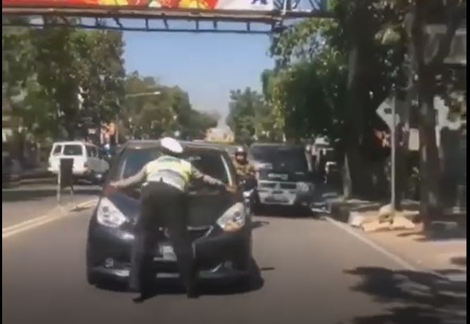 Viral Video Seorang Berseragam Polisi Gelantungan di Kap Mobil Demi Hentikan Pengendara