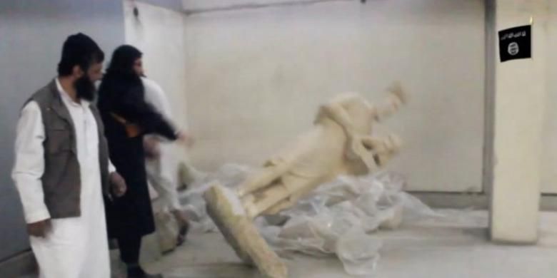 ISIS menghancurkan patung-patung kuno koleksi Museum Mosul, Irak. Beberapa benda bersejarah yang dihancurkan ISIS berusia hampir 3.000 tahun