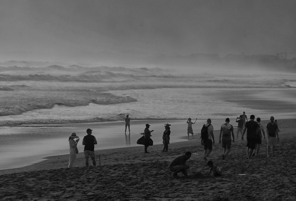 Wisatawan menikmati senja di Pantai Seminyak, Badung, Bali, Senin (22/7/2019). Pantai Seminyak menjadi salah satu lokasi favorit wisatawan untuk menyaksikan matahari terbenam.