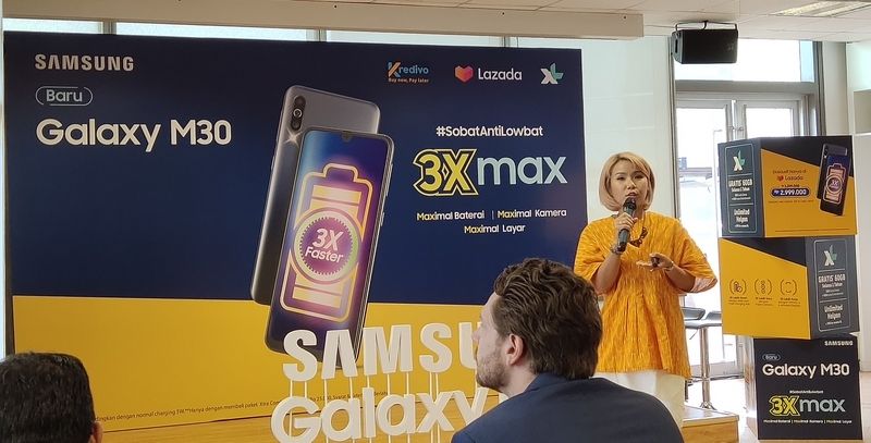 Senior Product Marketing Manager, Samsung Electronics Indonesia menjelaskan fitur Galaxy M30
