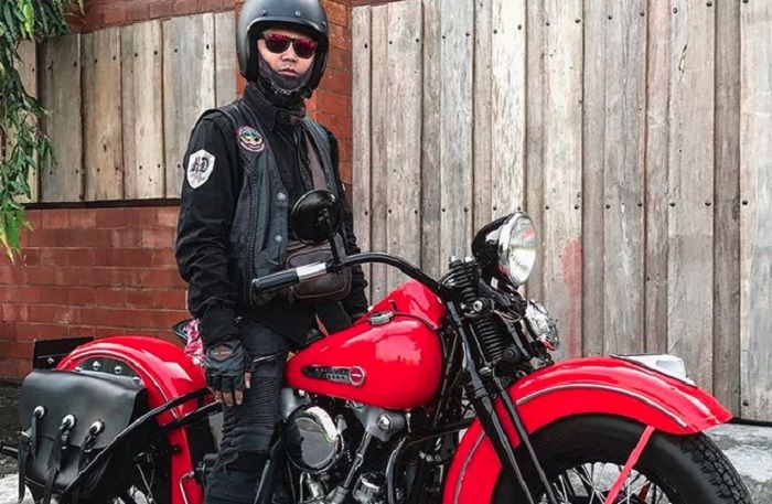 Herwan Prandoko suami Soimah dengan Harley Davidson salah satu moge jadul koleksinya.