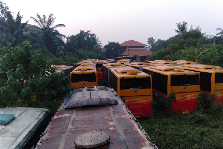 Bus Transjakarta yang tidak terpakai di Perum Pengangkutan Penumpang Djakarta, Ciputat