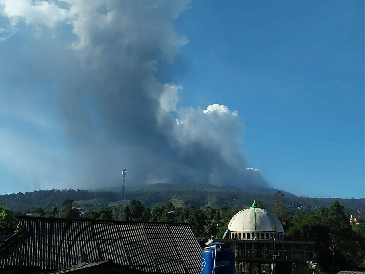 Gunung Tangkuban Parahu kembali erupsi.