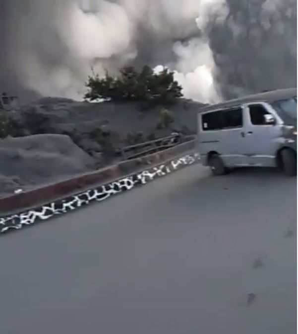 Video amatir erupsi gunung Tangkuban Perahu