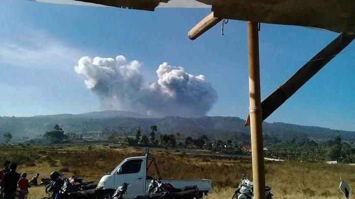 Gunung Tangkuban Perahu meletus.