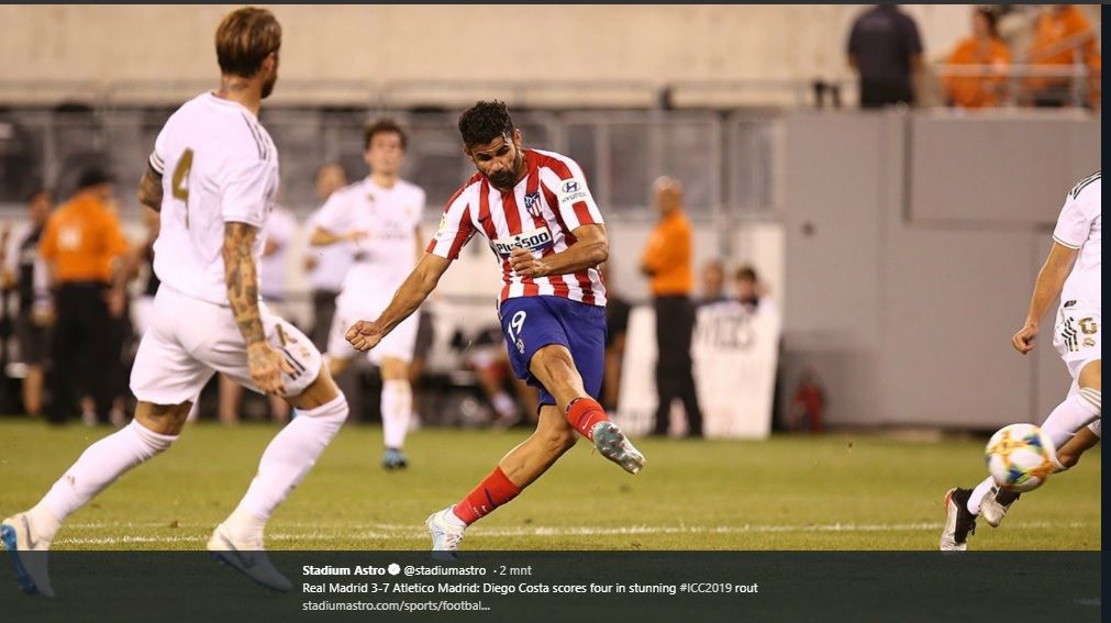 Striker Atletico Madrid, Diego Costa, mencetak gol pembuka melalui sepakan kaki kanan ke arah gawang Real Madrid pada pertandingan International Champions Cup, Sabtu (27/7/2019).