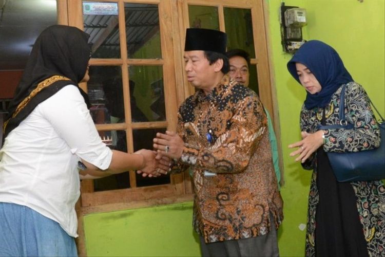 Rektor UNS Solo Prof Jamal Wiwoho melayat almarhumah Irza Laila Nur Trisna Winandi (21) atau biasa dipanggil Icha, mahasiswi UNS yang meninggal setelah tertabrak truk kontainer di rumah duka Perum Bumi Singkil Permai II RT 006/ RW 011, Karanggeneng, Boyolali, Jawa Tengah, Jumat (26/7).