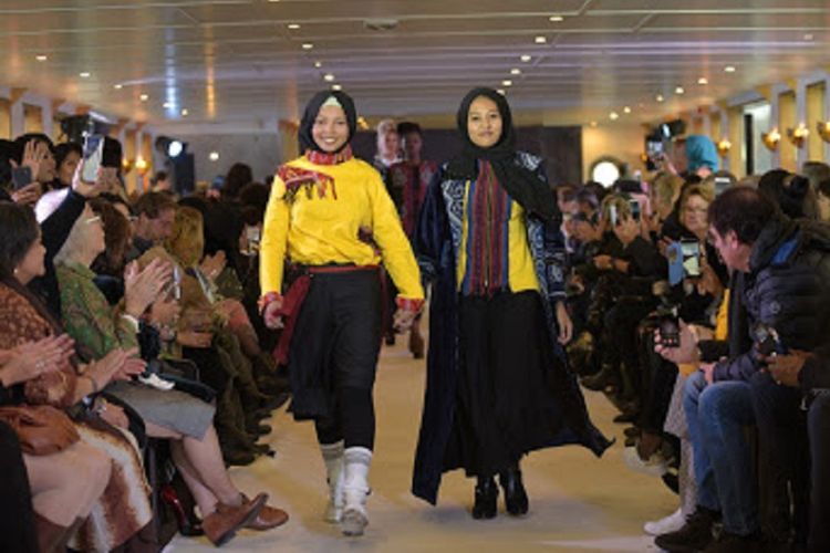 Fitria Noor Aisyah (19) dan Farah Aurellia Majid (17), siswi SMK asal Kudus, sukses membawa kain troso asal Jepara melenggang di Paris, Perancis.