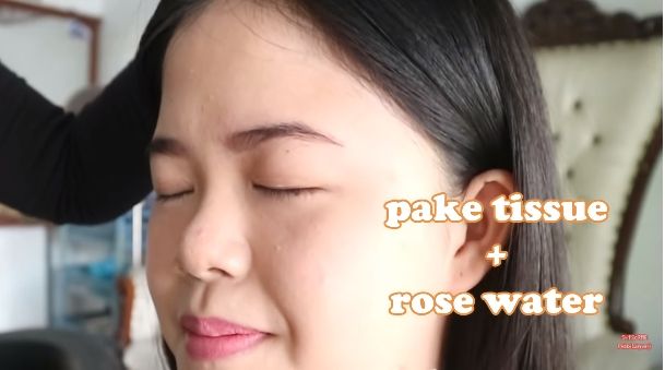 Gunakan tisue toilet dan rose water saat membersihkan wajah Pebbie