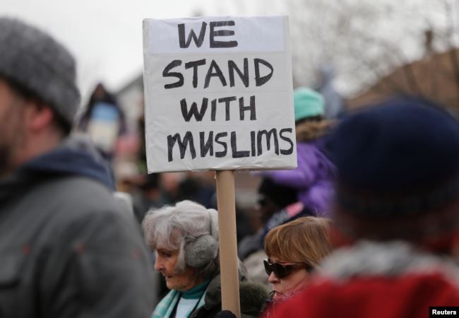 Ratusan pengunjuk rasa di Hamtramck, Michigan, memprotes pelarangan berkunjung ke AS sementara yang ditandatangani oleh Presiden Donald Trump, 29 Januari 2017. 