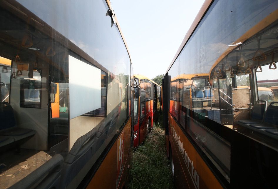 Ratusan bus Transjakarta terbengkalai di Kecamatan Dramaga, Kabupaten Bogor, Jumat (26/7/2019).