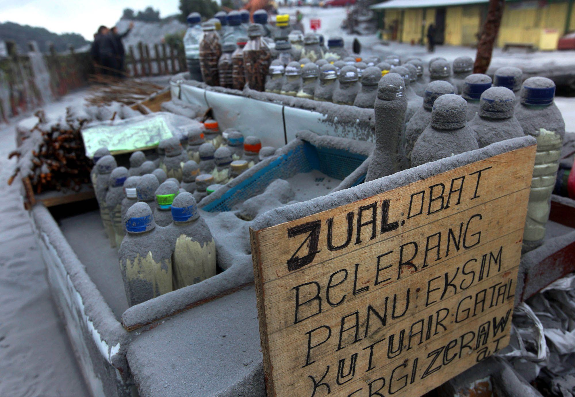 Barang dagangan berupa belerang yang disimpan dalam botol pelastik tertutup debu vulkank akibat erupsi kawah Gunung Tangkuban Parahu, Desa Cikole, Kecamatan Lembang, Kabupaten Bandung Barat, Sabtu (27/7/2019). Menyusul erupsi pada Jumat (26/7), Taman Wisata Alam Tangkuban Parahu ditutup bagi wisataw